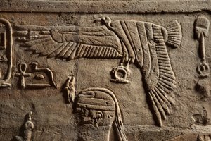 Relief sur un sanctuaire érigé par le pharaon Taharqa dans la cour du temple d